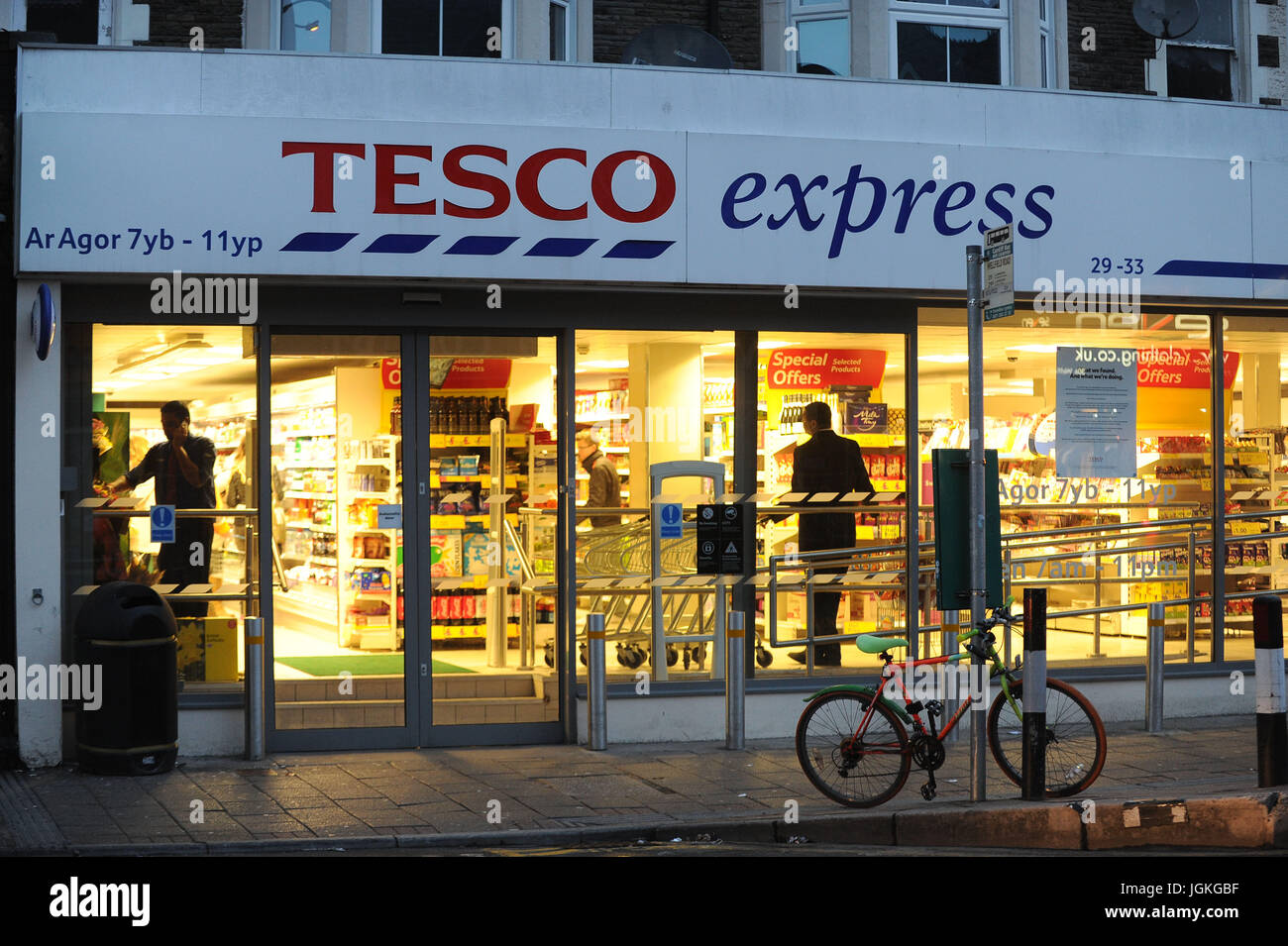 Gesamtansicht einer Tesco Express-Supermarkt-Filiale im Laufe des Abends. Stockfoto