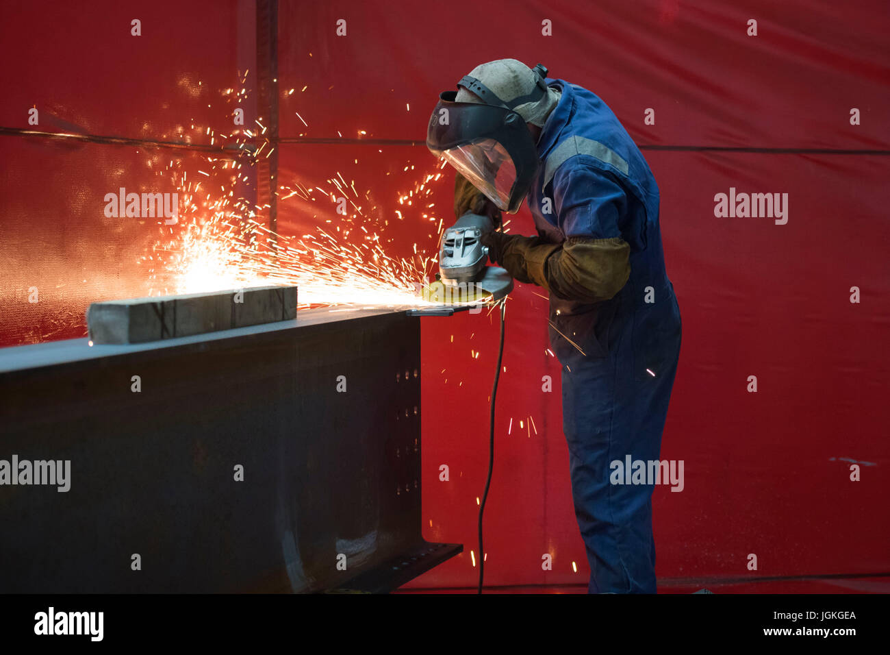Arbeiter an einem Stahlbau Schweißen und Schleifen von Stahl in Caldicot, Wales, Großbritannien. Stockfoto