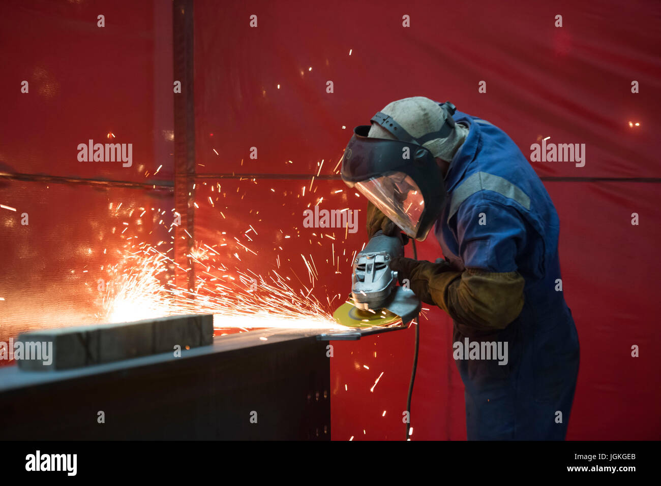 Arbeiter an einem Stahlbau Schweißen und Schleifen von Stahl in Caldicot, Wales, Großbritannien. Stockfoto