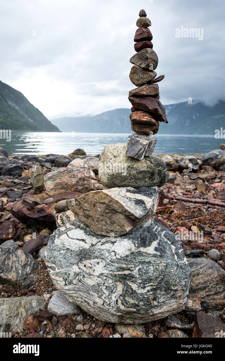ausgewogene Stapel von Steinen auf Eidfjorden, Norwegen Stockfoto