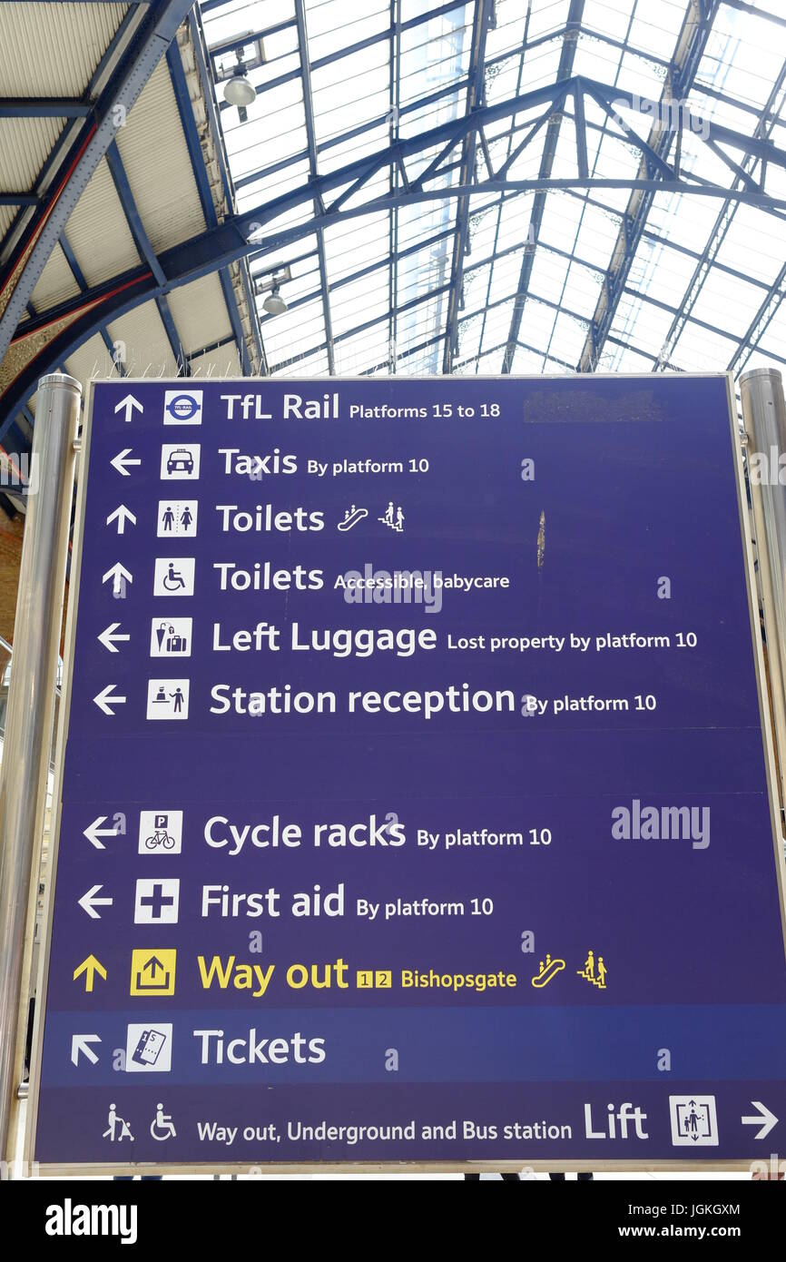 Kunden-Schild am Bahnhof Liverpool Street, London Stockfoto