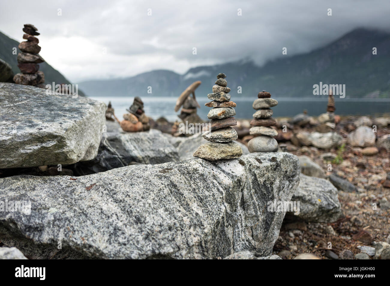 ausgewogene Stapel von Steinen auf Eidfjorden, Norwegen Stockfoto