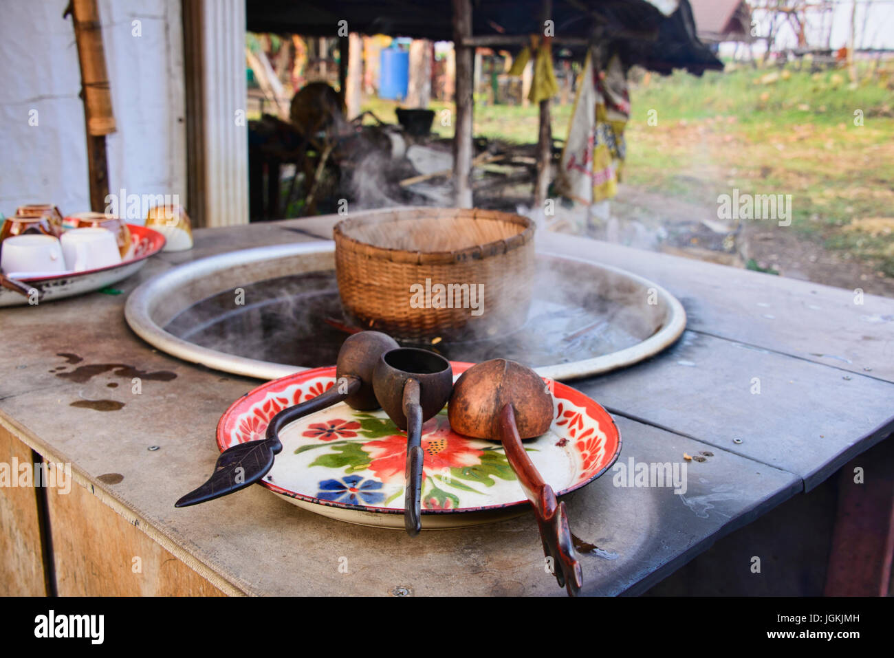 Dampfenden Wasser in einem Tempel an der HKB Daeng Red Lotus Lake, Thailand Stockfoto