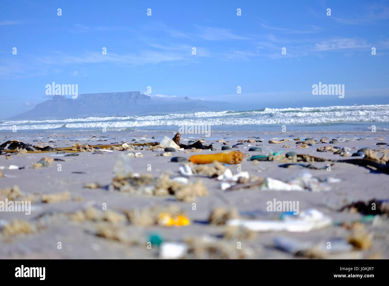 Cape Town, Südafrika. Plastikverschmutzung auf Cape Strände mit dem Tafelberg im Hintergrund. Stockfoto