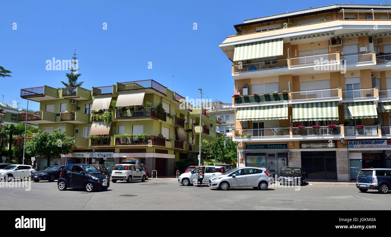 Typische gewöhnlichen Wohnungen / Wohnungen über Geschäfte in Zentral-Terracina, Italien Stockfoto