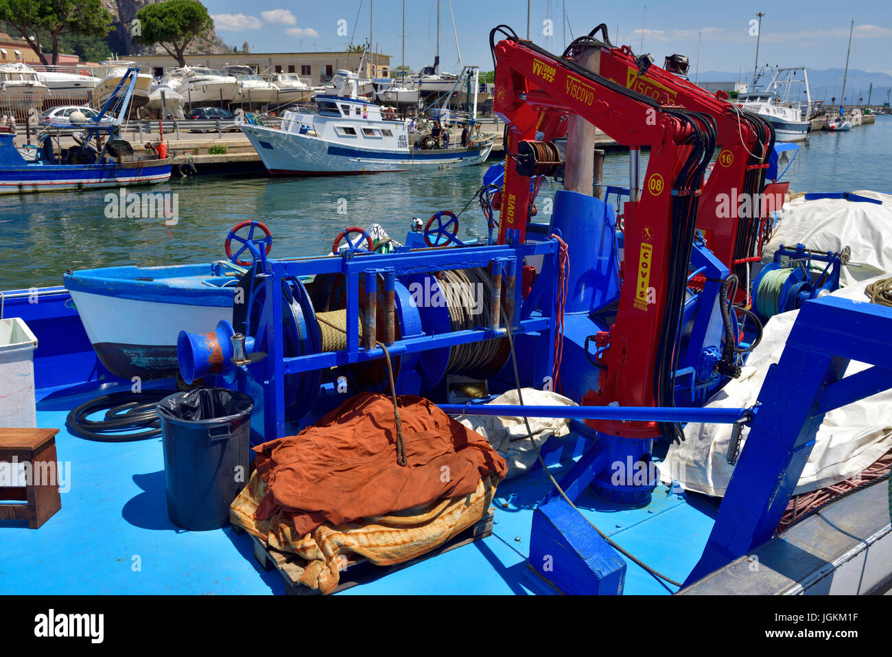 Winden, Netze und Hebezeuge auf kleine kommerzielle trawler Stockfoto