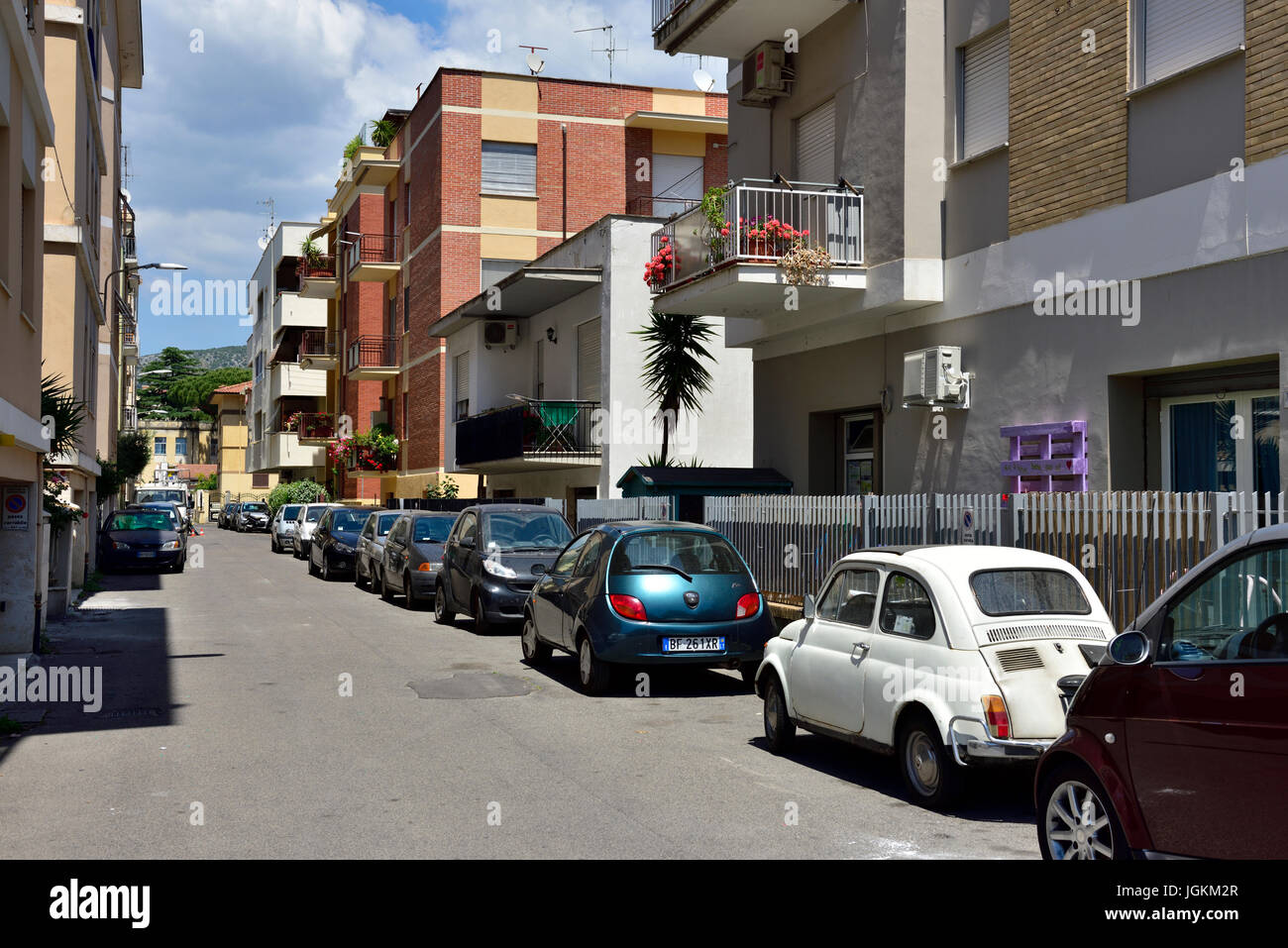 Typische gewöhnlichen Wohnungen / Wohnungen entlang der Straße im zentralen Terracina, Italien Stockfoto