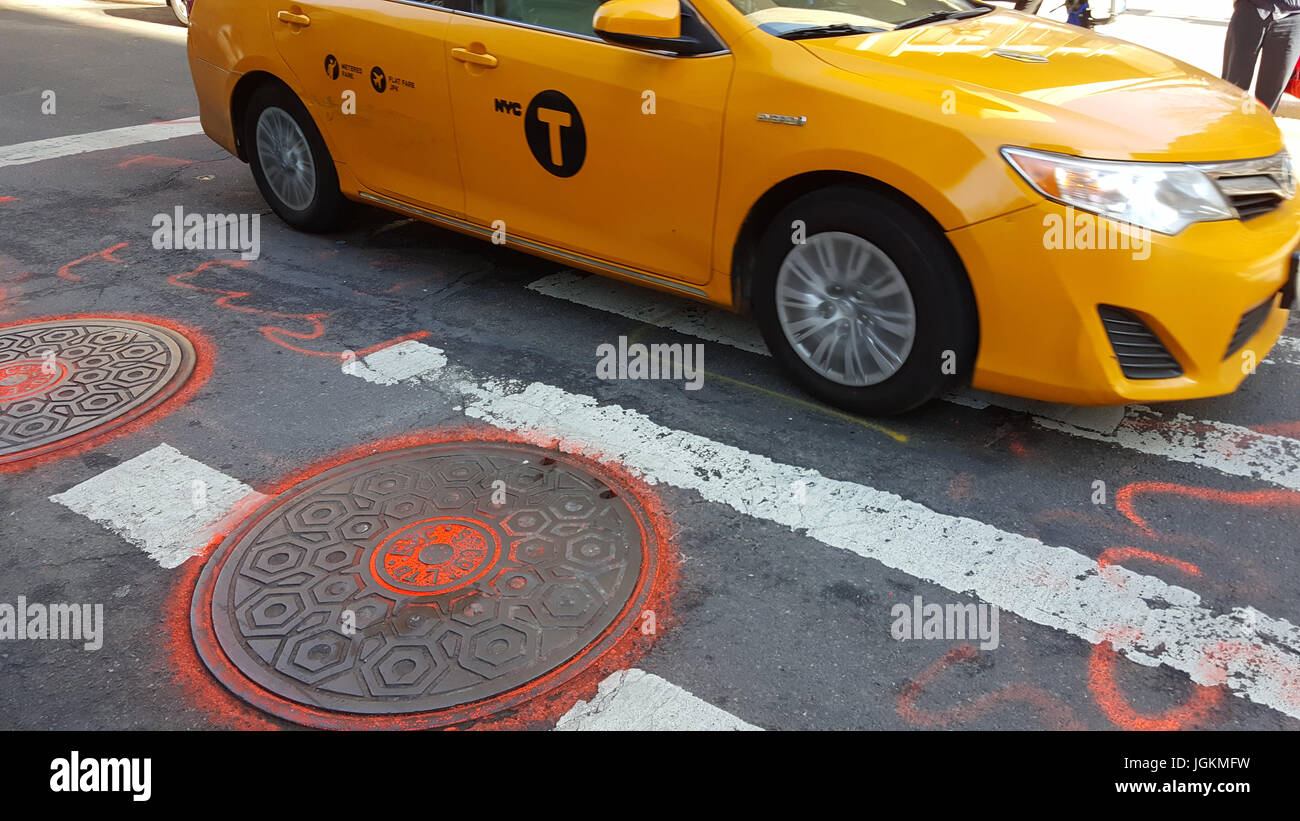 Amerikanische Usa-New York City gelb orange Taxi Taxi auf Stadtstraße Stockfoto