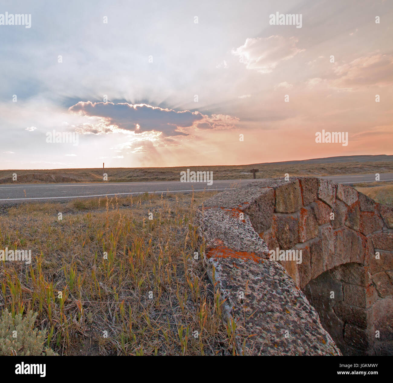 Strahlen der Sonne Sonnenuntergang Wolken Hayden Valley am steinernen Brücke Elch Geweih Creek den Yellowstone River in den Yellowstone National Park in Wyoming USA trifft Stockfoto