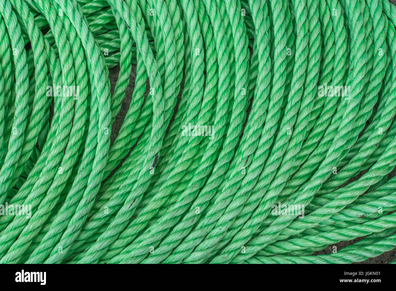 Spulenteil des neuen Fischerseils auf der Quayside am Newquay Harbour, Cornwall. Metapher "genug Seil gegeben". Nahaufnahme des Seils. Stockfoto