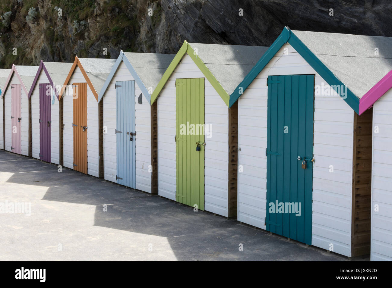 Reihe von bunten Strandhütten in Newquay, Cornwall. Meer, Surf-Hütten, Strandhütten zu mieten. Staycation UK Metapher. Stockfoto