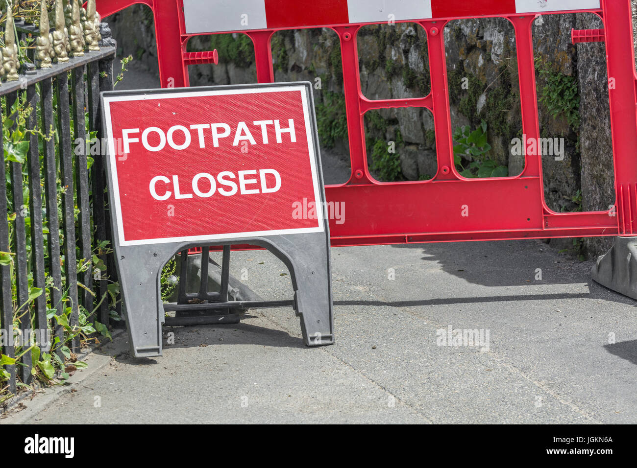 Roten Wanderweg geschlossen Anmeldung für Straßenbau. Bleiben Sie auf dem richtigen Weg sind, auf dem richtigen Weg Metapher, auch für die Instandhaltung der Straßen, Baustellen UK, vorübergehende Schließung. Stockfoto