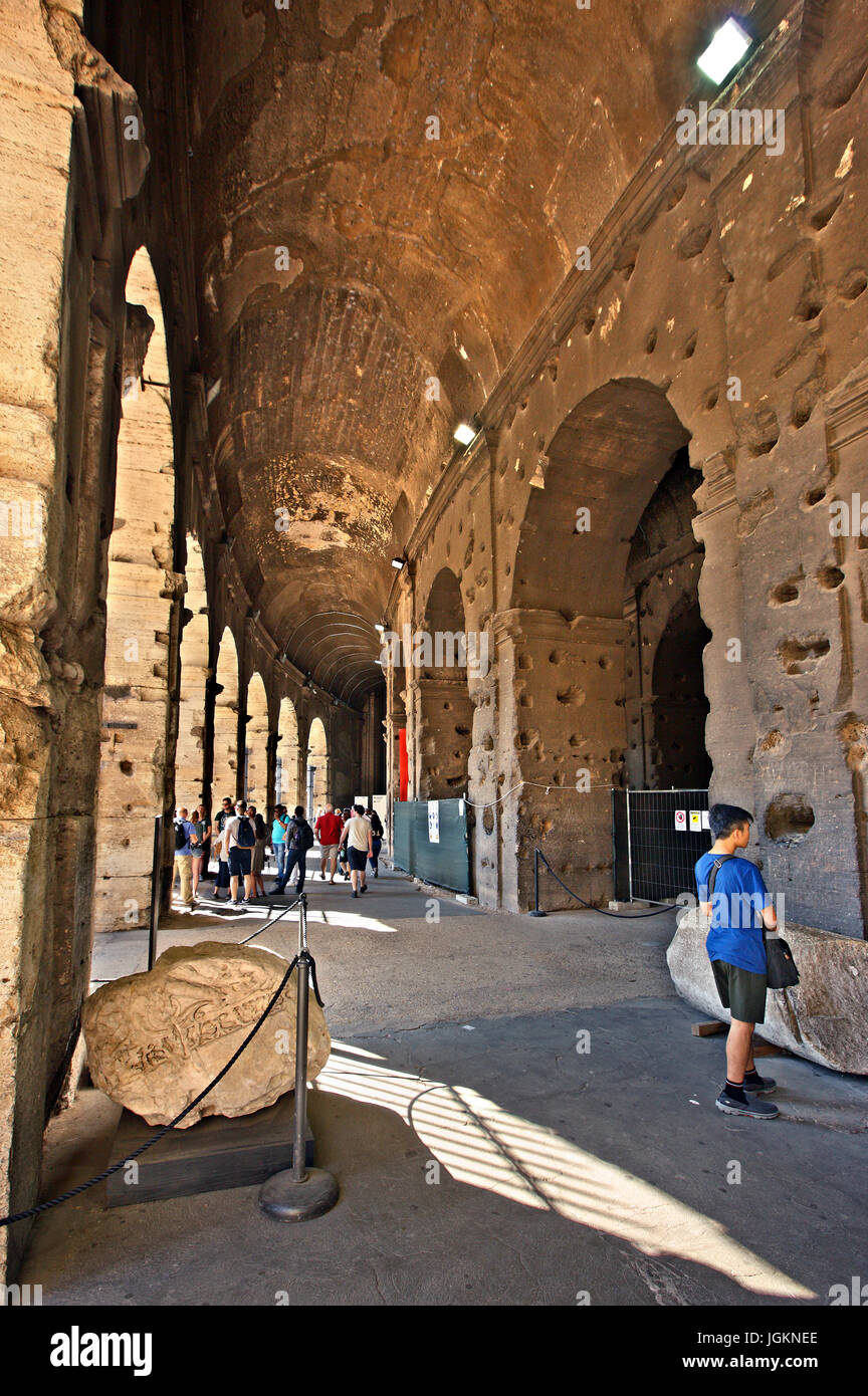 Unter den Stufen des Kolosseums ("Colosseo", auch bekannt als das "flavische Amphitheater"), Rom, Italien Stockfoto
