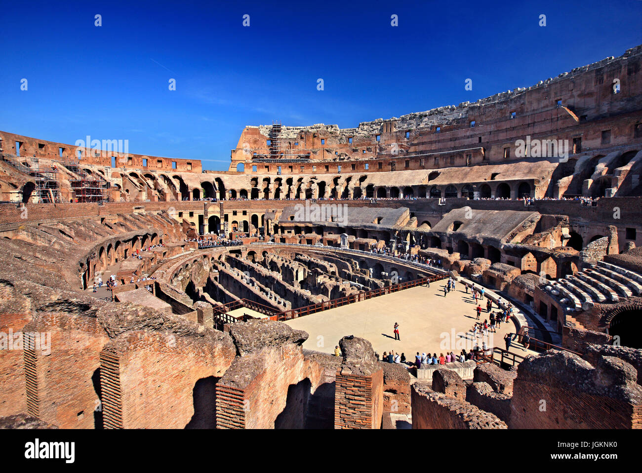 Im Inneren des Kolosseums ("Colosseo", auch bekannt als das "flavische Amphitheater"), Rom, Italien Stockfoto