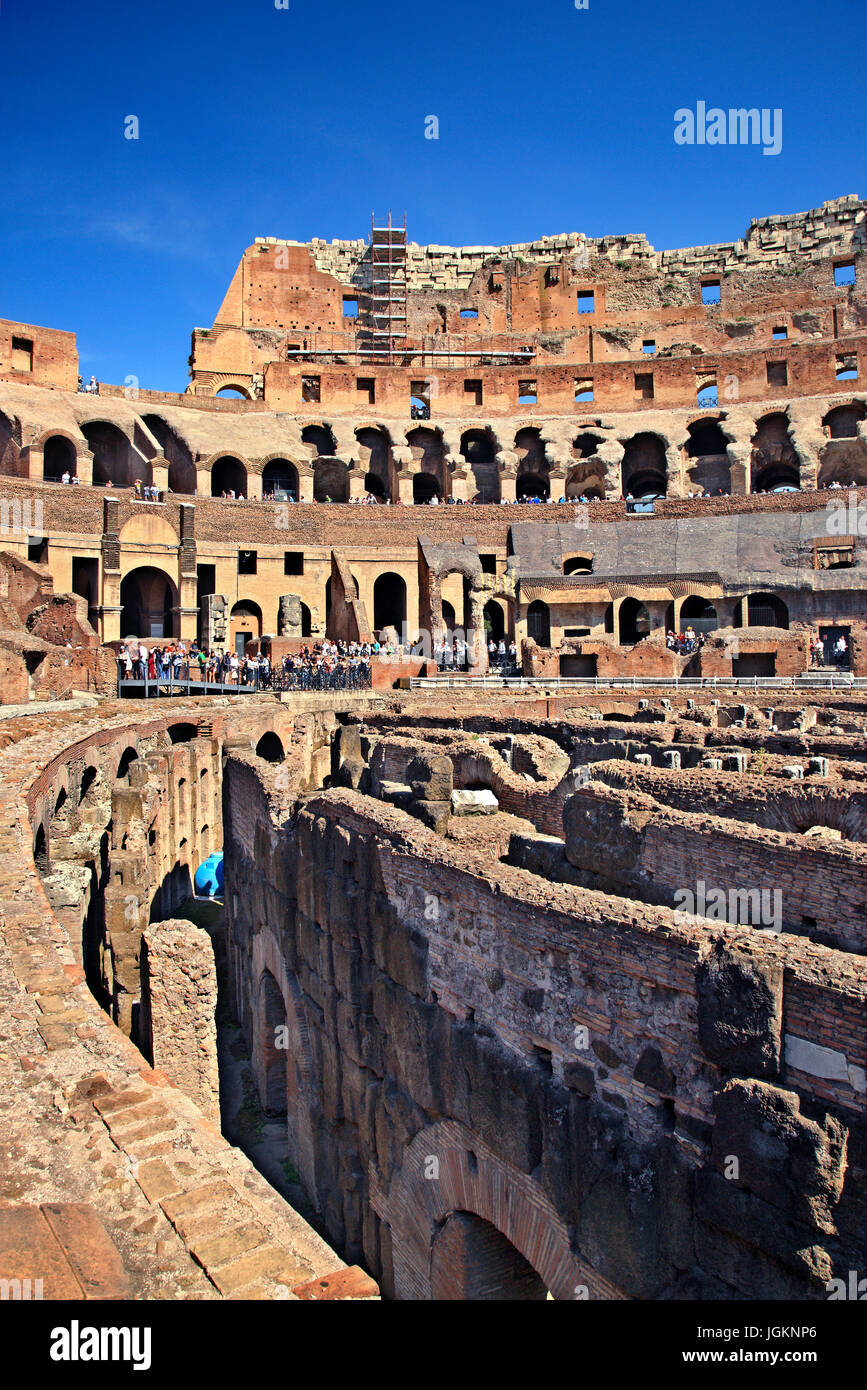 Im Inneren des Kolosseums ("Colosseo", auch bekannt als das "flavische Amphitheater"), Rom, Italien Stockfoto
