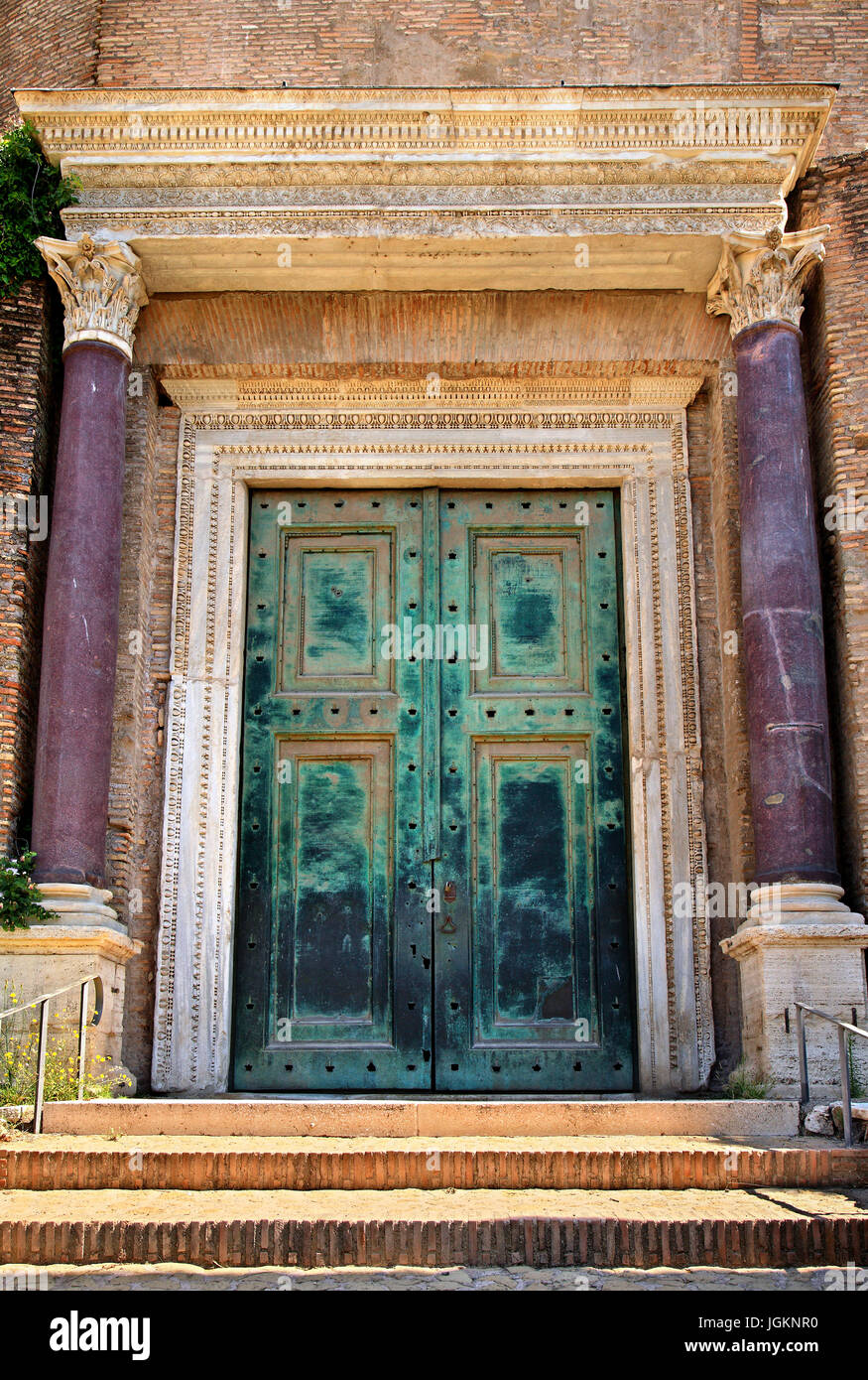 Das antike Bronze Tor des Tempel des Romulus (Tempio del Divo Romolo ...