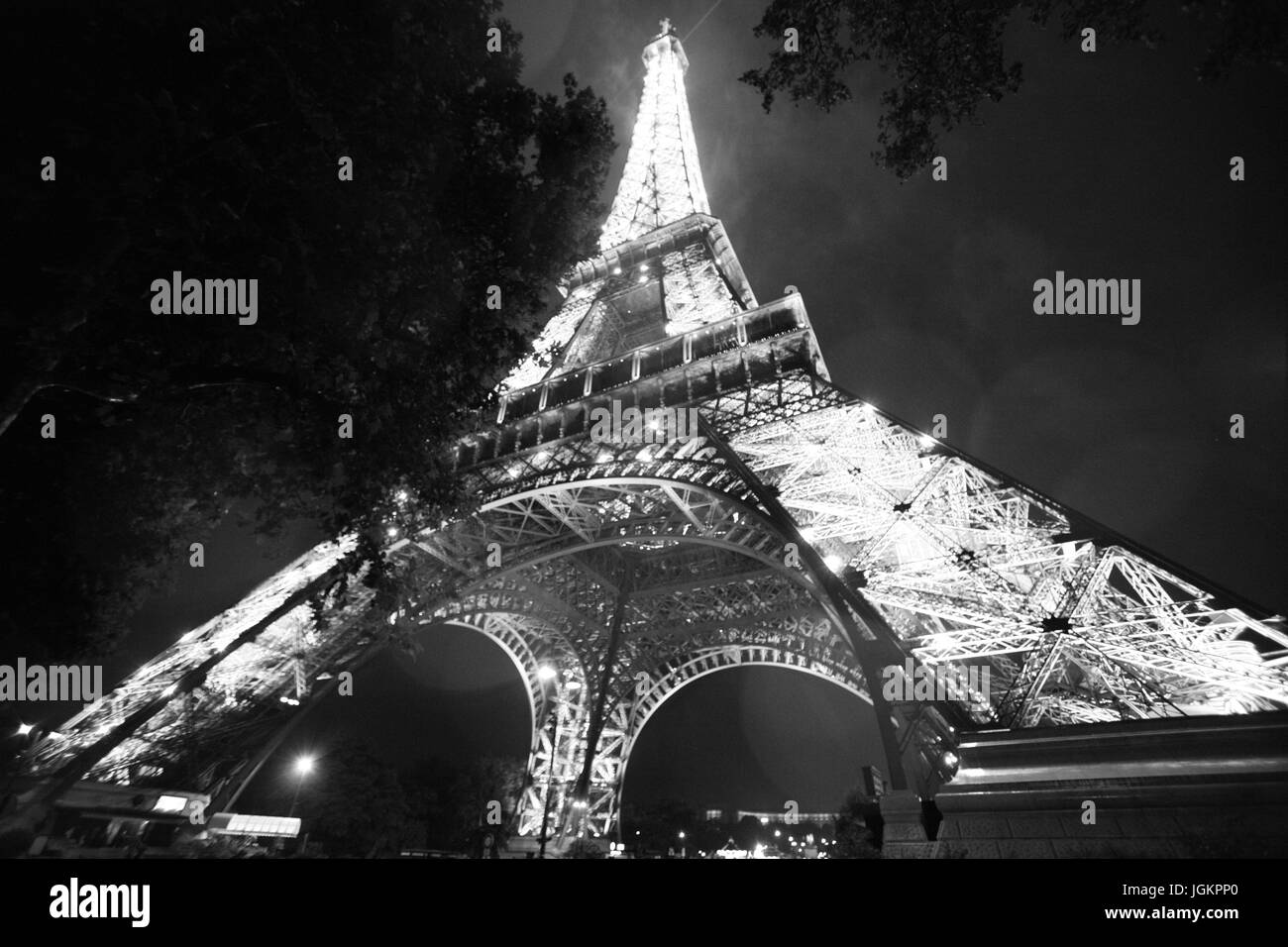 PARIS, Frankreich – 12. August 2006: Eiffelturm am Abend. Ungewöhnlichen Blickwinkel. 12. August 2006. Paris, Frankreich. Stockfoto