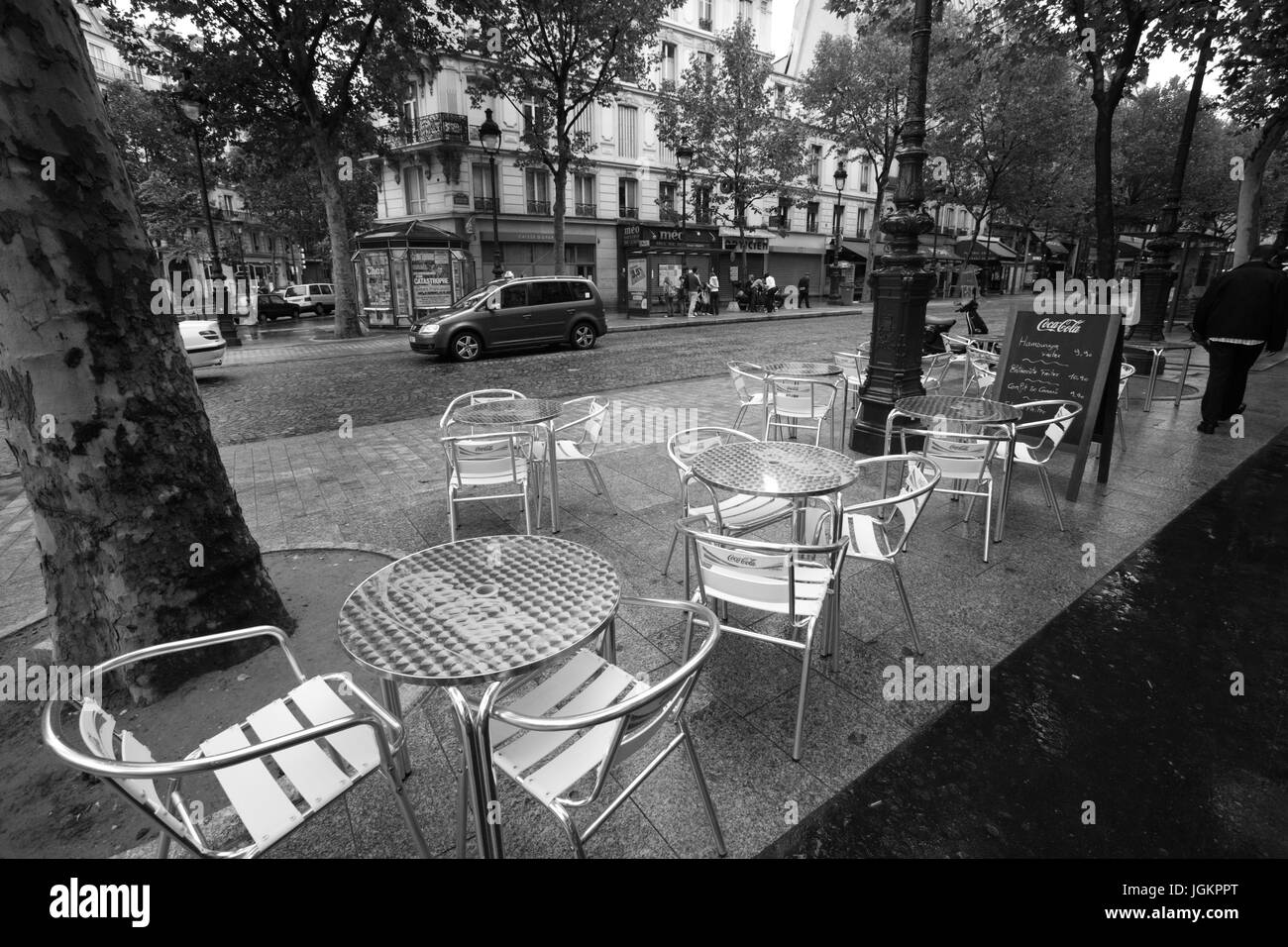 PARIS, Frankreich – 12. August 2006: Paris Street und ein kleines Café mit Tischen auf der Straße. 12. August 2006. Paris, Frankreich. Stockfoto