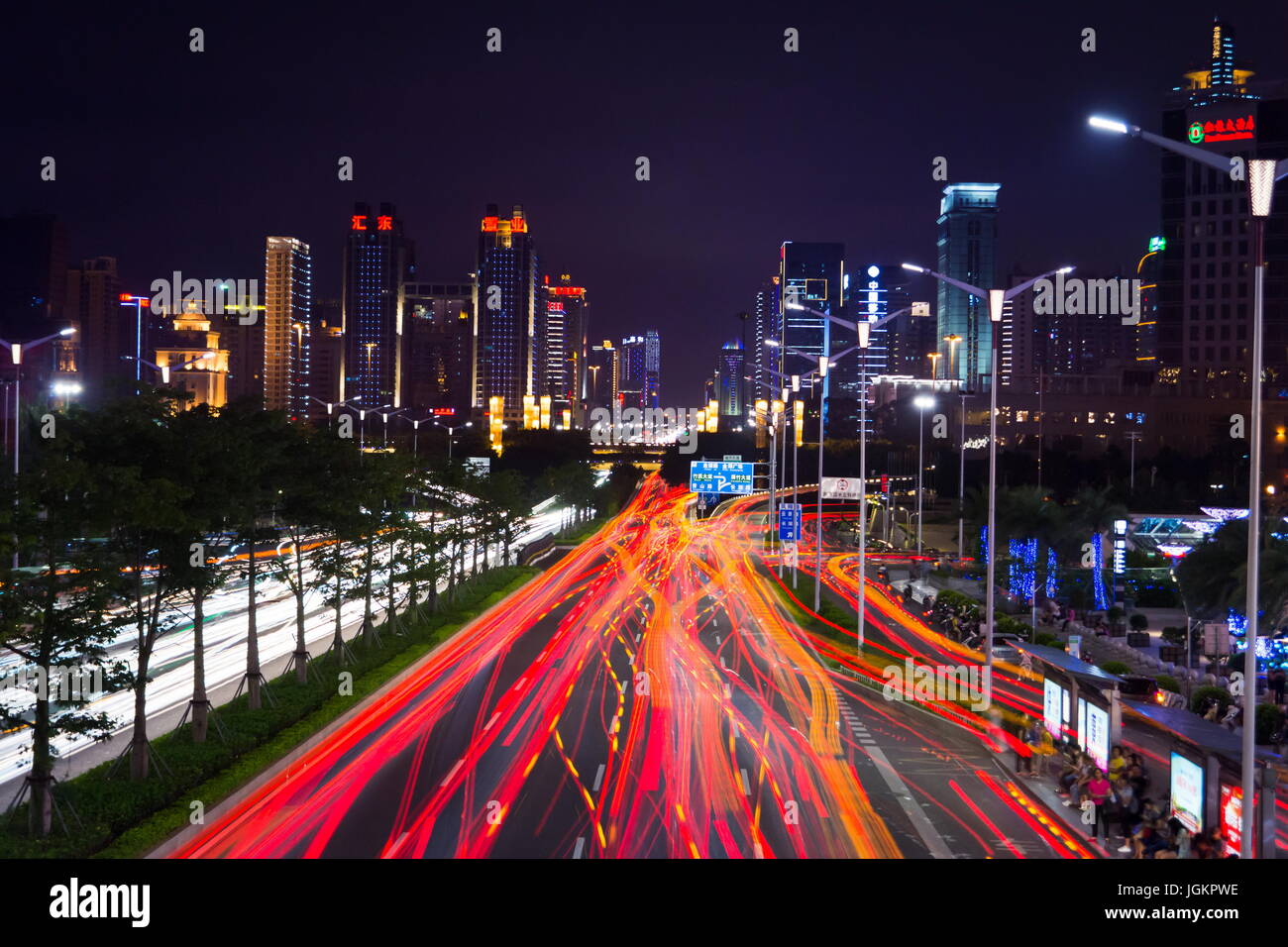 NANNING, CHINA - 9. Juni 2017: Qingxiu Bezirk verkehrsreichen Lichtspuren mit hohen beleuchteten Gebäuden. Nanning ist die Hauptstadt von Guangxi Stockfoto