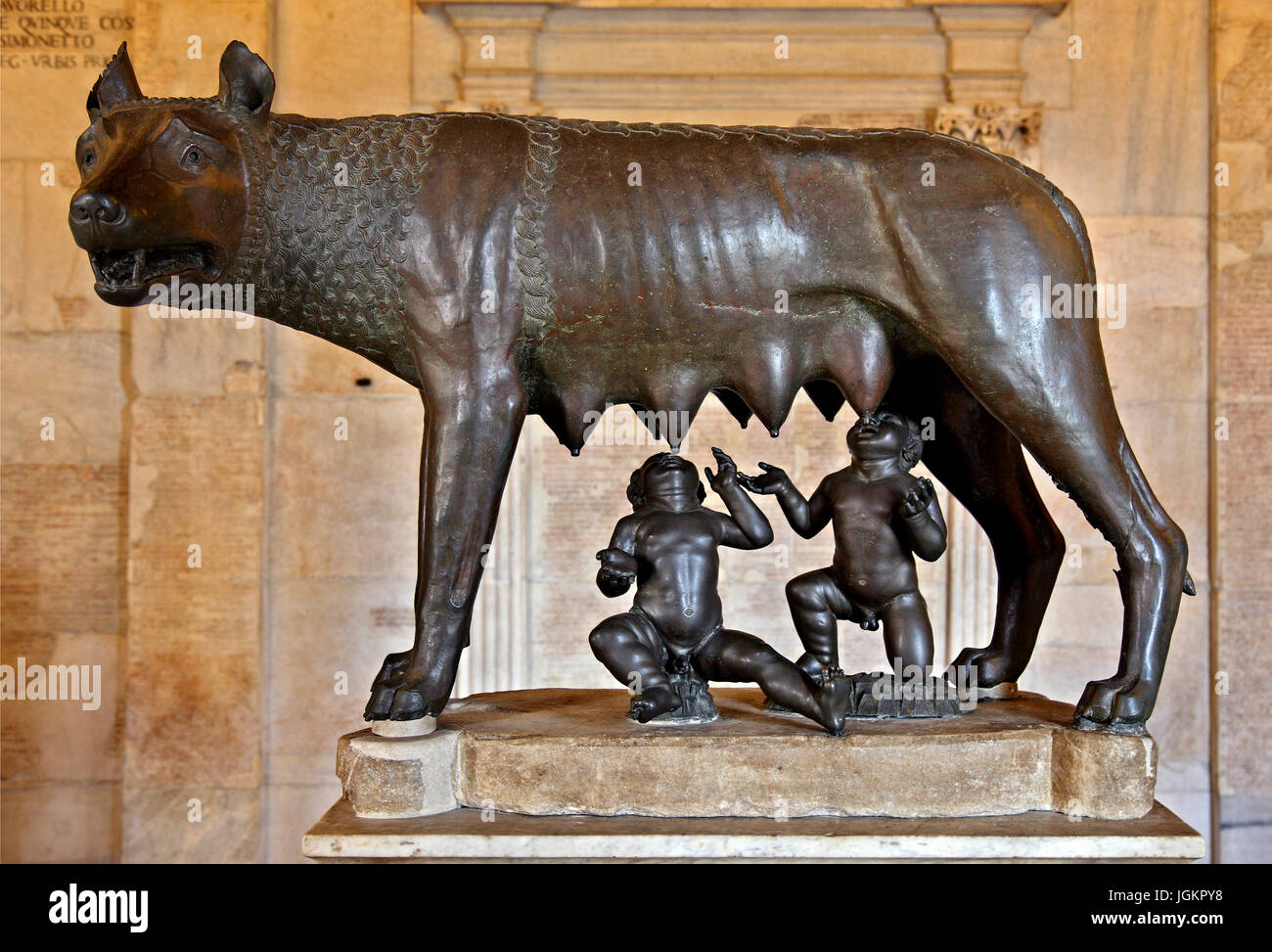 Die Kapitolinische Wölfin (Italienisch: Lupa Capitolina), Sala della Lupa, Palazzo dei Conservatori, Kapitolinische Museen, Rom, Italien. Stockfoto
