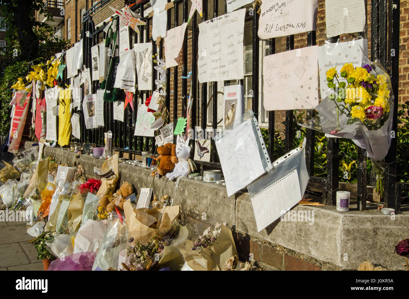 LONDON, UK - 5. Juli 2017: Geländer in der Nähe von Grenfell Turm in Gedenkstätten für die gefallenen und Vermissten.  Mindestens 80 Menschen sind vermutlich haben Stockfoto