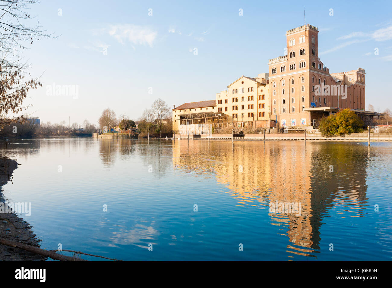 Industrielle Archäologie entlang Sile. Alten, verlassenen Fabrik. Italienische Wahrzeichen Stockfoto