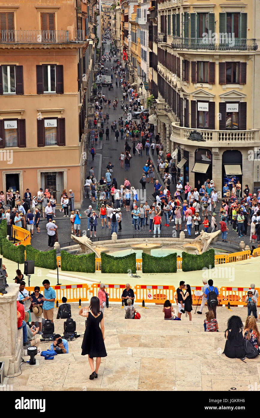 Piazza di Spagna und Via dei Condotti, eine der "teuersten" kommerziellen Straßen von Rom, Italien. Stockfoto