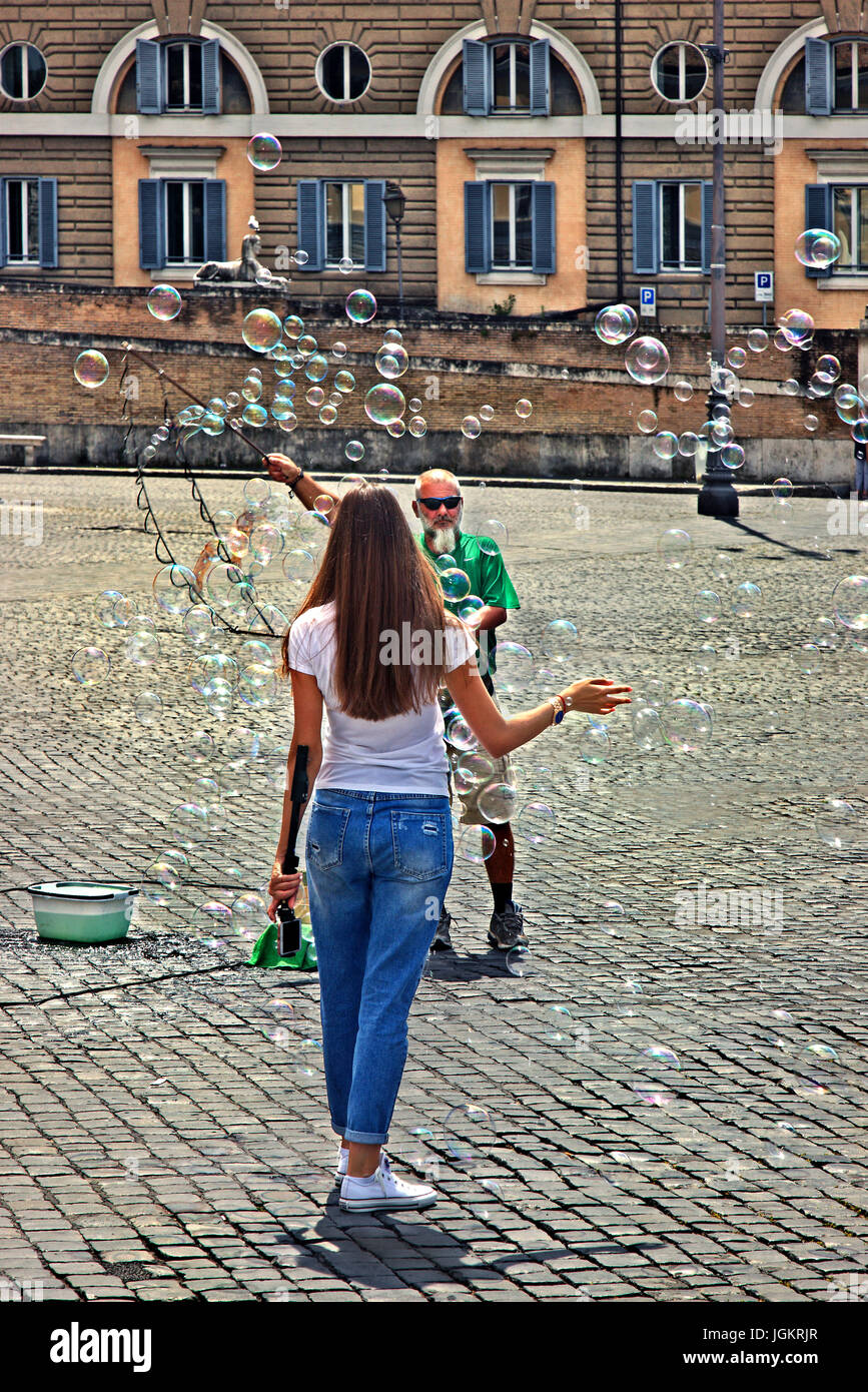 Junge Dame spielt mit Bläschen am Piazza del Popolo ("Platz des Volkes"), Rom, Italien. Stockfoto