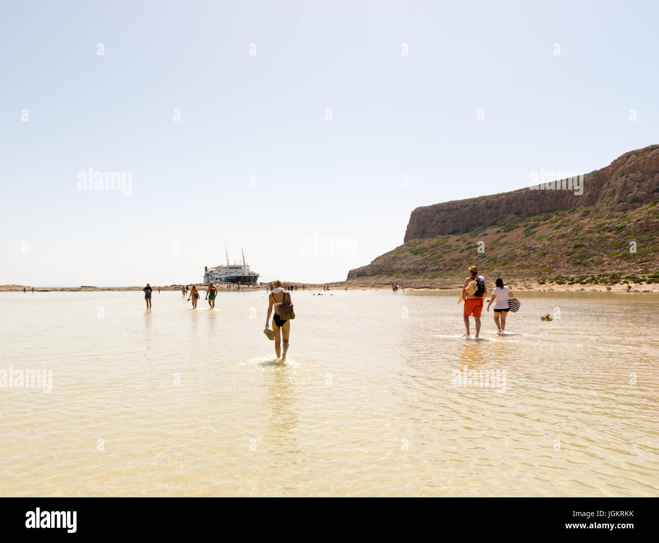 Touristen, die Rückkehr in ihr Boot über die Lagune Balos Beach, Nord-West-Kreta, Griechenland, auf der westlichen Seite der Halbinsel Gramvousa. Stockfoto