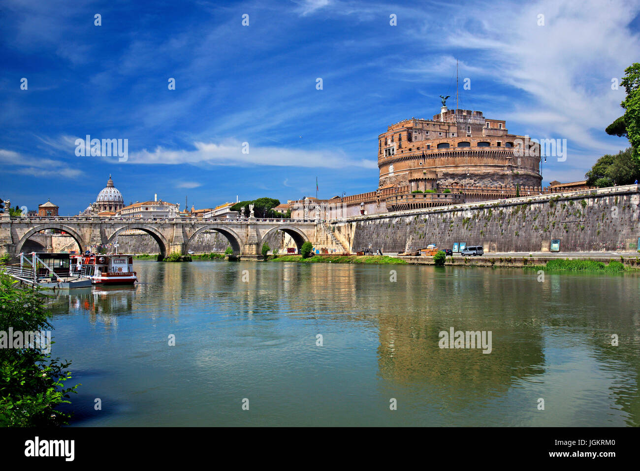 Fluss Tiber, Ponte Sant'Angelo und Castel Sant'Angelo, Rom, Italien Stockfoto