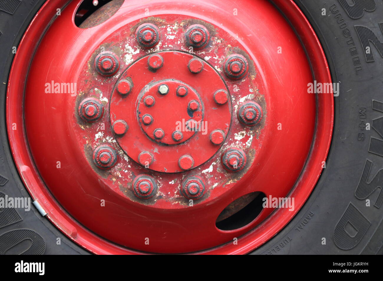 Rote Reifen Felge auf einem Oldtimer-LKW. Stockfoto