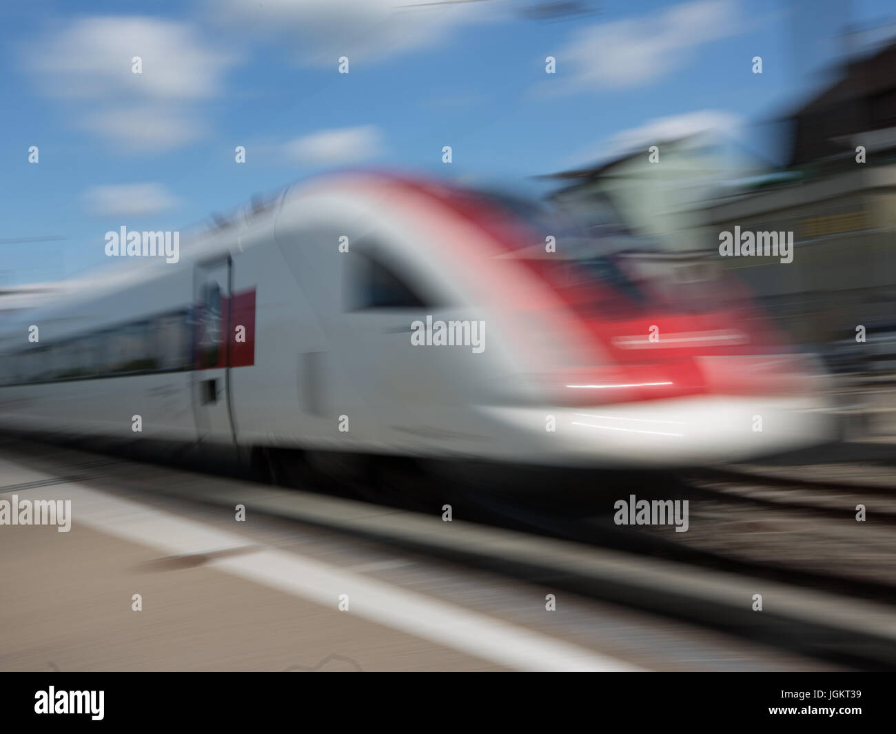 Rasenden Zug verwischen von in der Schweiz Stockfoto