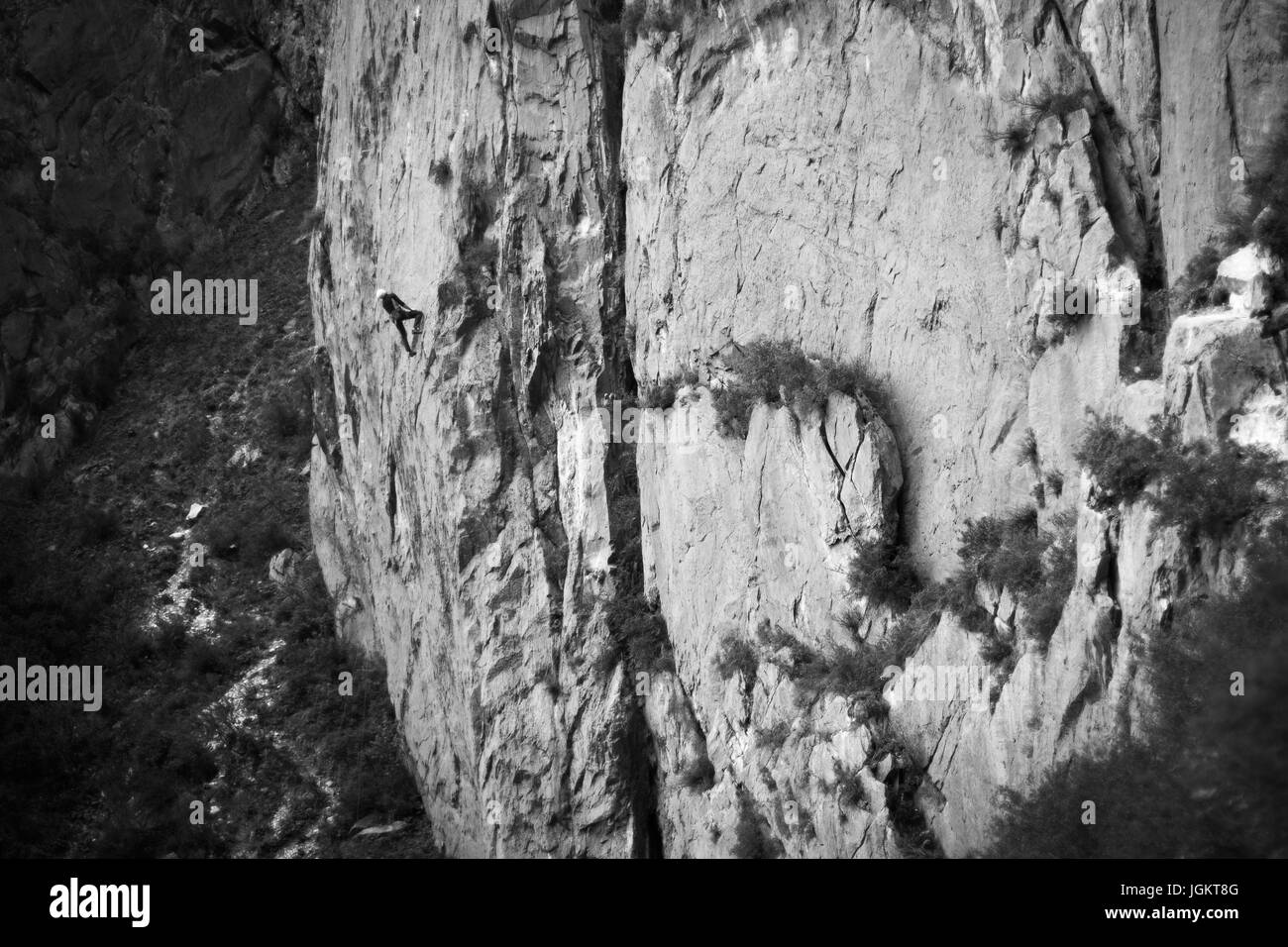 Bergsteiger klettert eine vertikale Berg, Schwarz und Weiß Foto Stockfoto