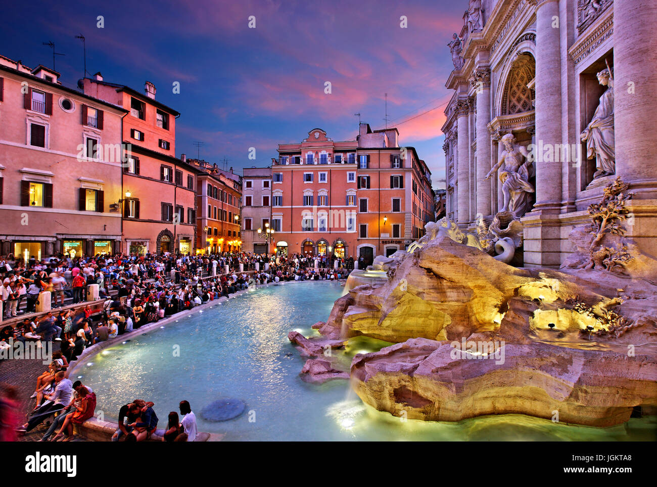 Nacht fallen an der Fontana di Trevi, Rom, Italien Stockfoto