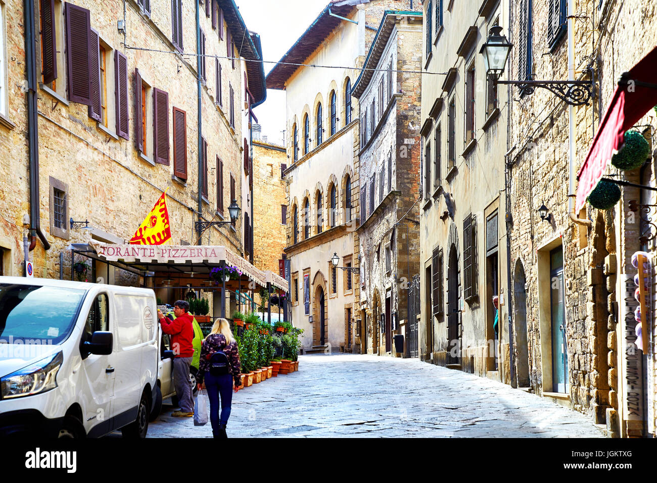 Volterra, Italien - 4. Mai 2017: Touristische Spaziergang durch die historischen toskanischen Stadt Volterra Stockfoto