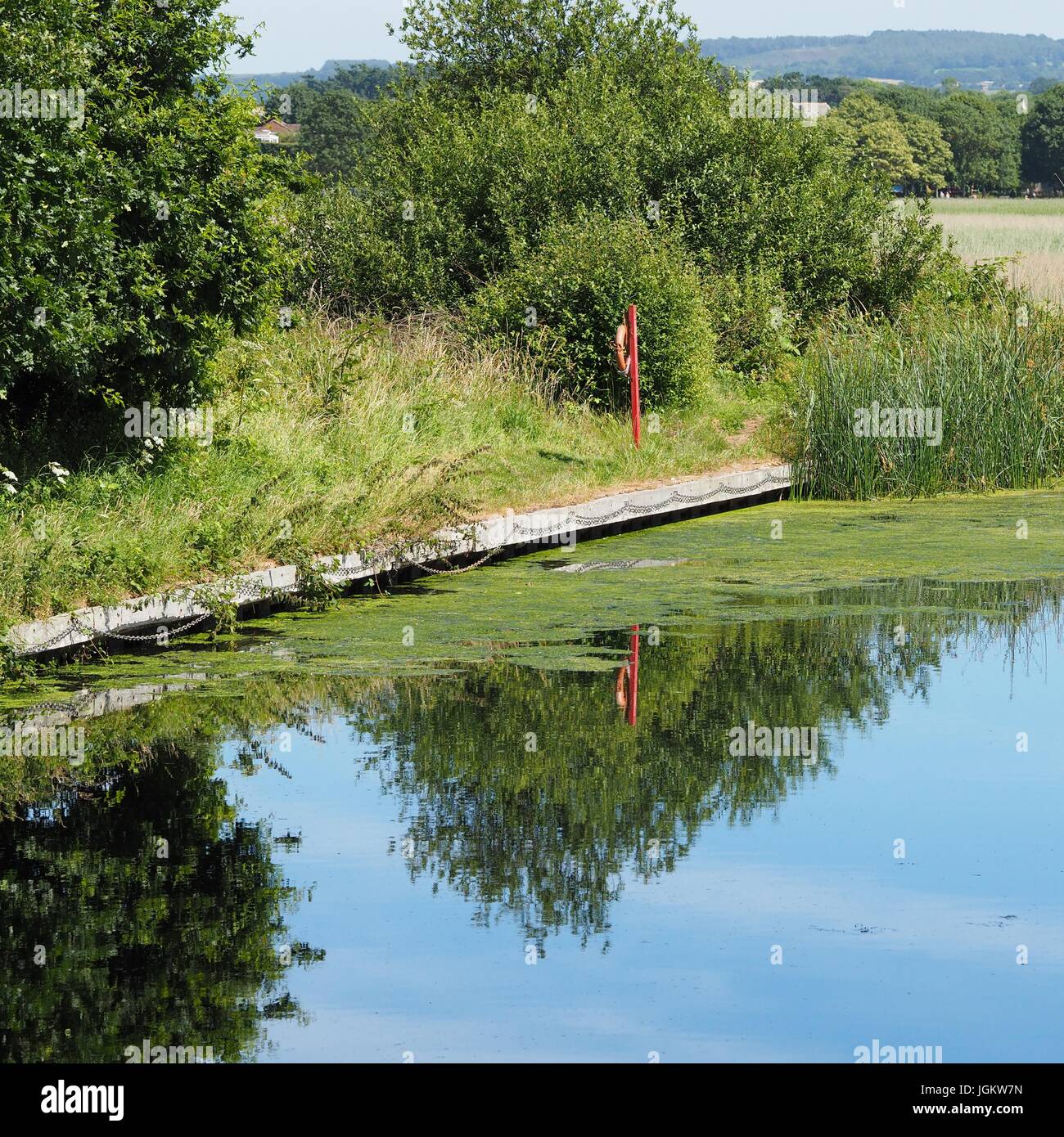 Rettungsring am Ufer des Exter Ship canal Stockfoto
