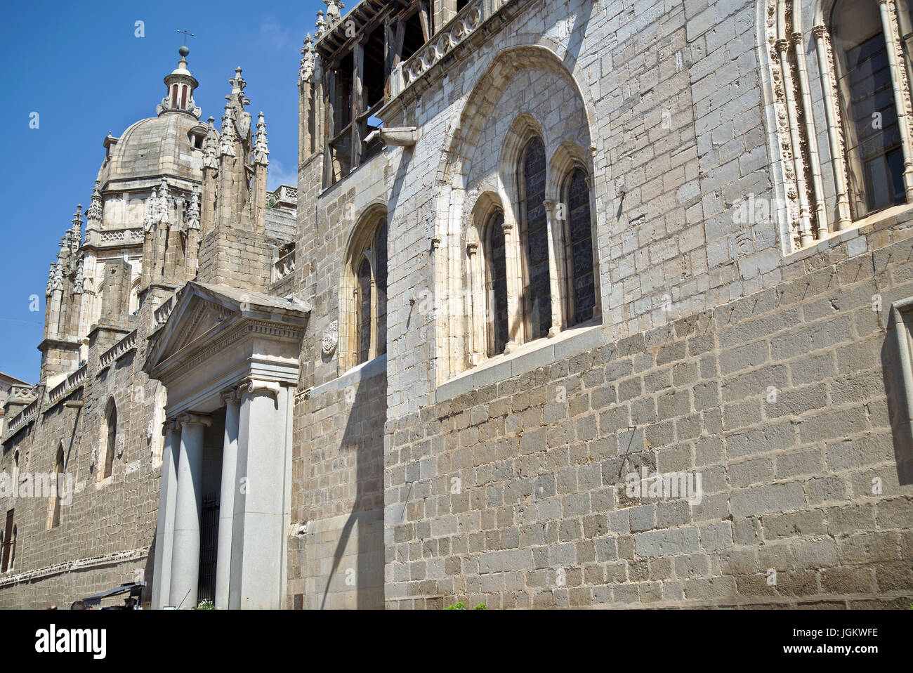 Eine der Fassaden mit Fenstern von der Santa Maria Kathedrale in Toledo, Castlilla La Mancha, Spanien. Stockfoto