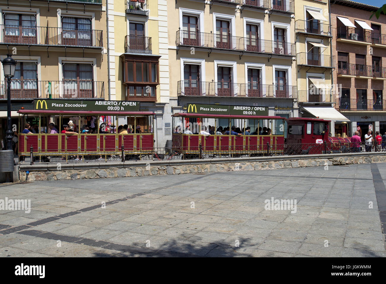 Touristischen Zug in Plaza de Zocodover, Toledo, in einer zentrierten Straße dieser beautful Stadt von Castilla La Mancha, Spanien. Juli 2017 Stockfoto