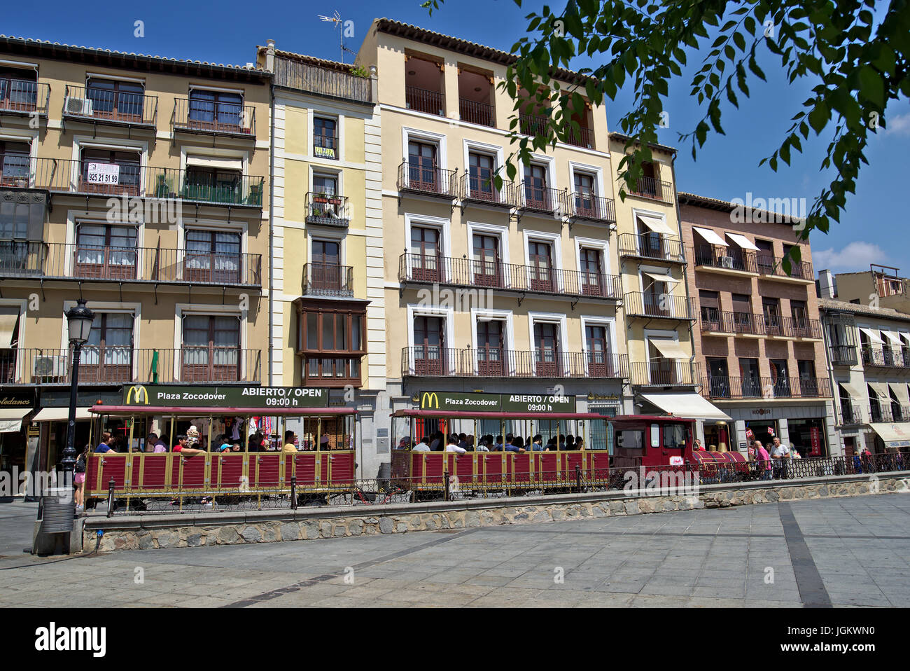 Touristischen Zug in Plaza de Zocodover, Toledo, in einer zentrierten Straße dieser beautful Stadt von Castilla La Mancha, Spanien. Juli 2017 Stockfoto