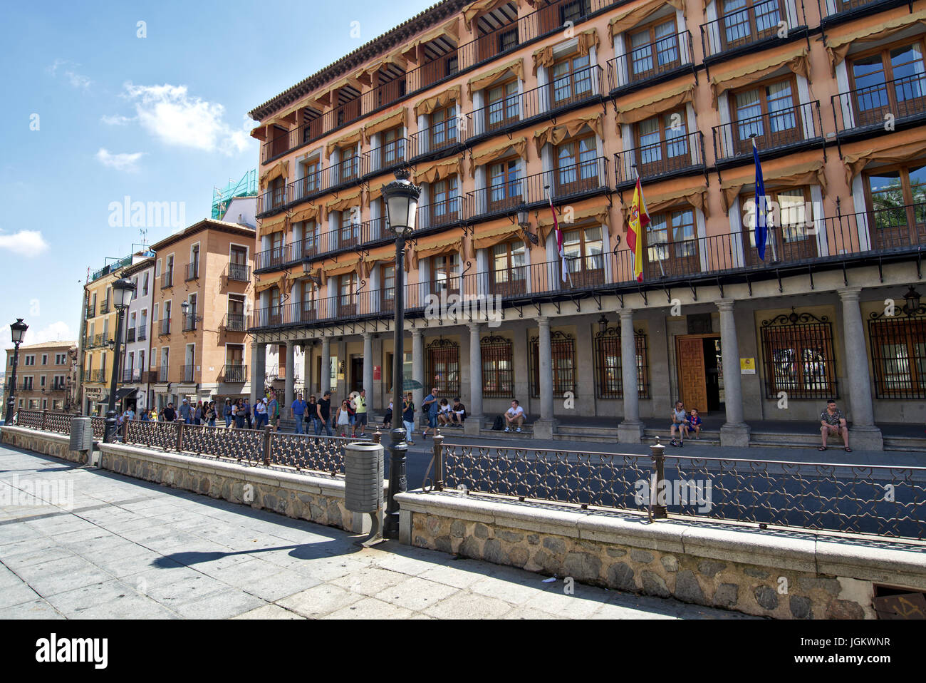 Schöne Fassade in Plaza de Zocodover in Toledo, Castilla La Mancha, Spanien. Juli 2017. Stockfoto
