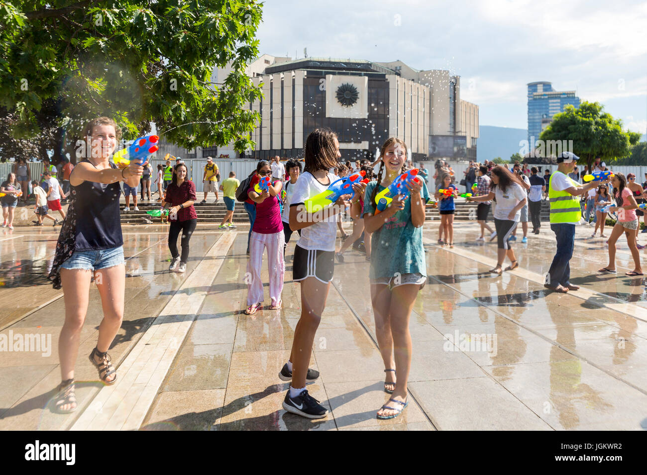 Sofia, Bulgarien - 8. Juli 2017: Kinder und Erwachsene beteiligen sich an einen Kampf mit Wasserpistolen und andere Wasser-Spray-Geräte im Zentrum von Sofia. Stockfoto