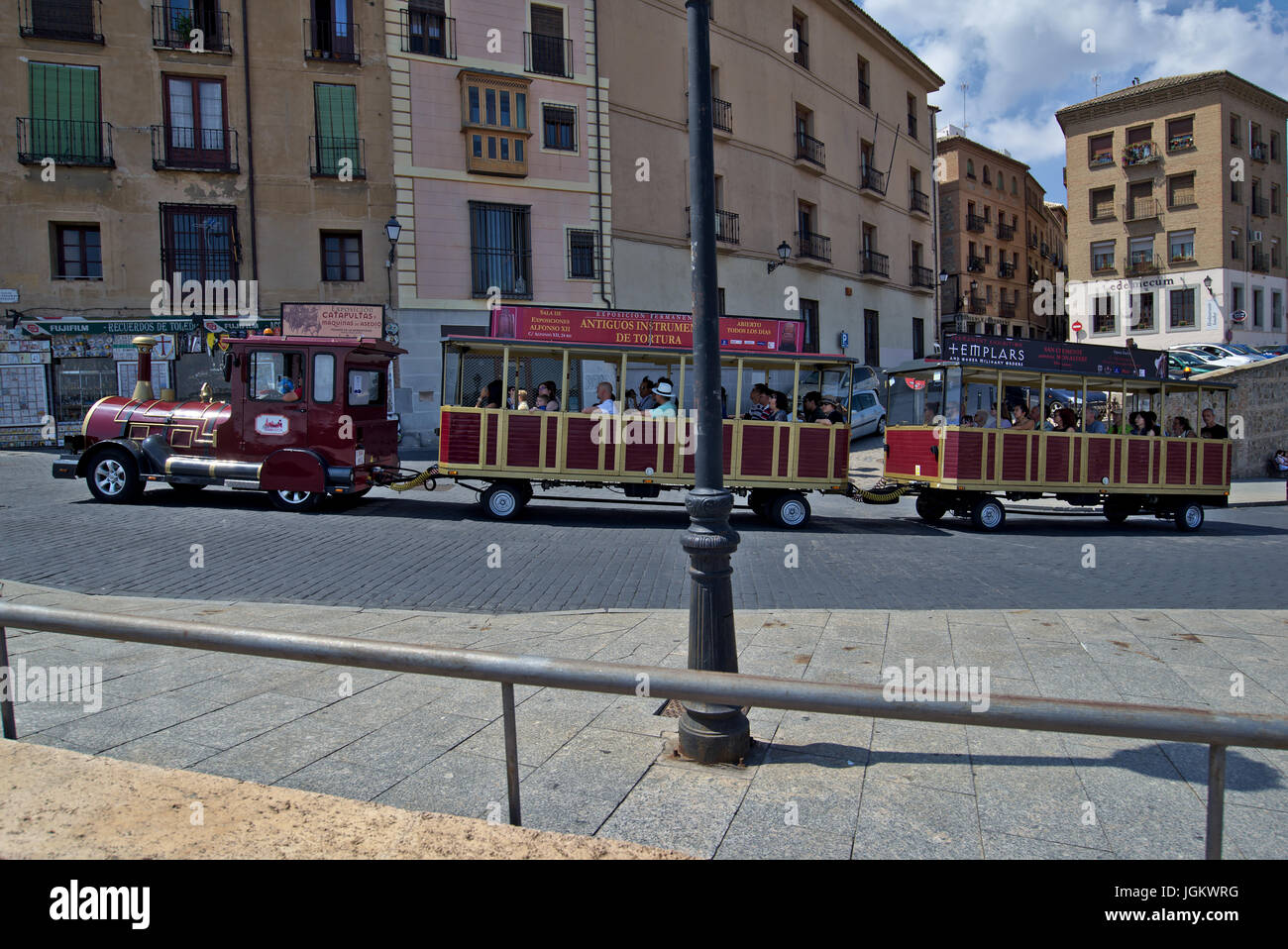 Touristischen Zug in einer der Pisten von Toledo, in einer zentrierten Straße dieser beautful Stadt von Castilla La Mancha, Spanien. Juli 2017 Stockfoto