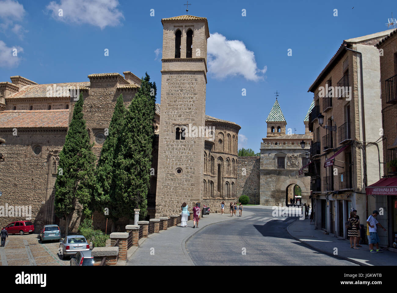 Aufnahme in Toledo, Spanien, Juli 2017. Straßenfotografie in einer zentrierten Straße neben "Santiatgo del Arrabal Kirche', in der Nähe der"Puerta de Bisagra". Stockfoto