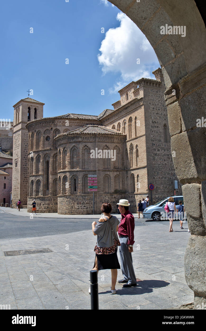 Bild von "Santiago del Arrabal" Kirche neben "Puerta de Bisagra", in der Altstadt von Toledo, Castilla La Mancha, Spanien. Juli 2017. Stockfoto