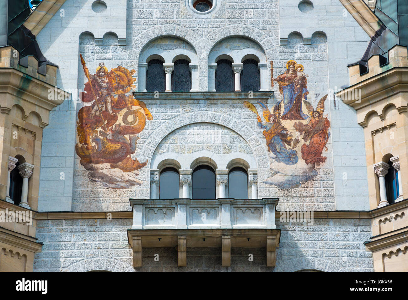 Die Patrona Bavariae und St. Georg auf dem Gericht angesichts des Palas. Hauptgebäude. das Schloss Neuschwanstein, Bayern, Deutschland. Stockfoto