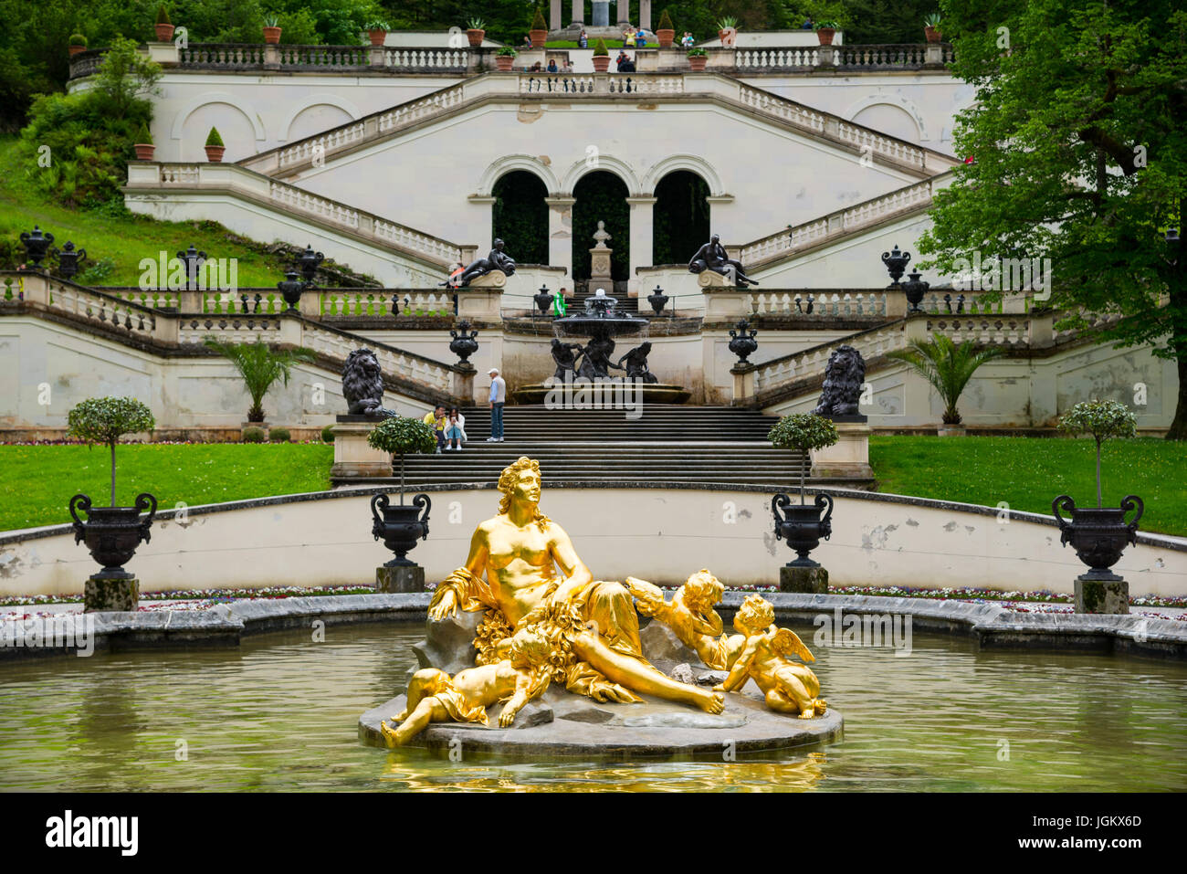 Ettal, Deutschland - 5. Juni 2016: Berühmte Linderhof Palace. Erstaunliche Brunnen Gruppe Flora und Putten. Südwestlichen Bayern, Deutschland Stockfoto