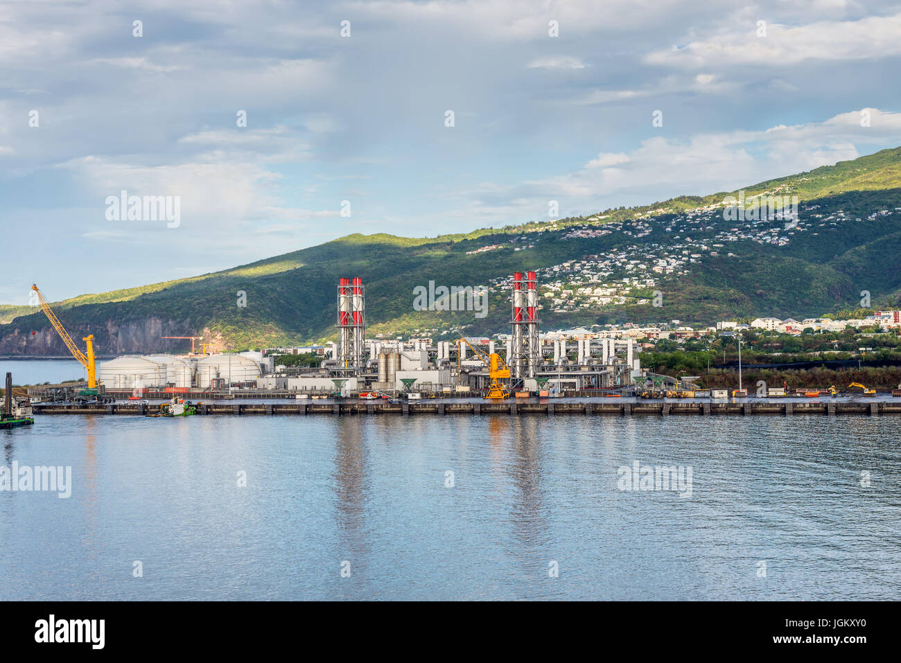 Le Port, La Réunion, Frankreich - 24. Dezember 2015: Industrieanlagen in Le Port auf La Réunion, Frankreich. Es ist die wohlhabendsten Insel in t Stockfoto