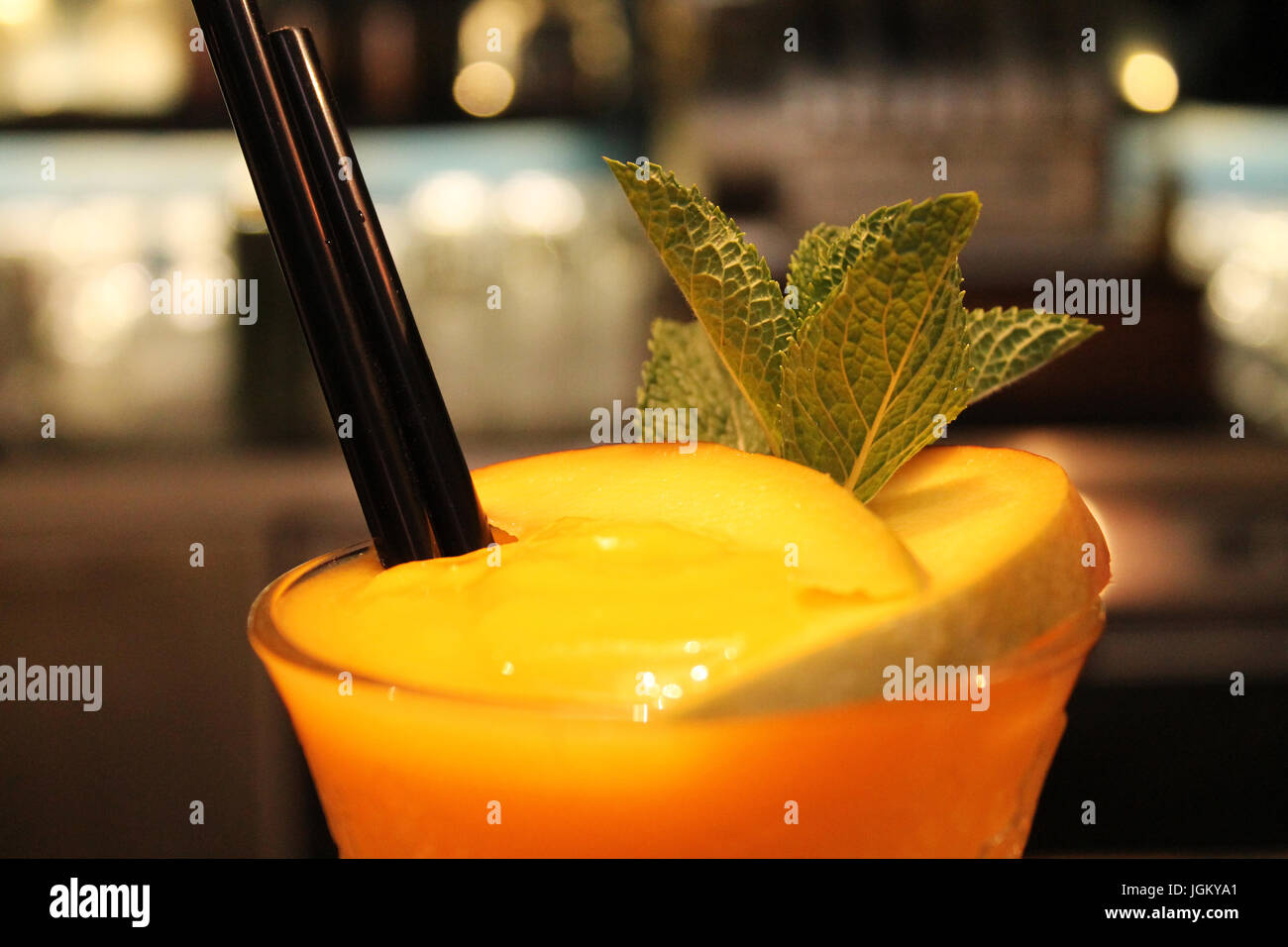Sommer-cocktail - Mango Daiquiri auf der Bar Theke Stockfoto