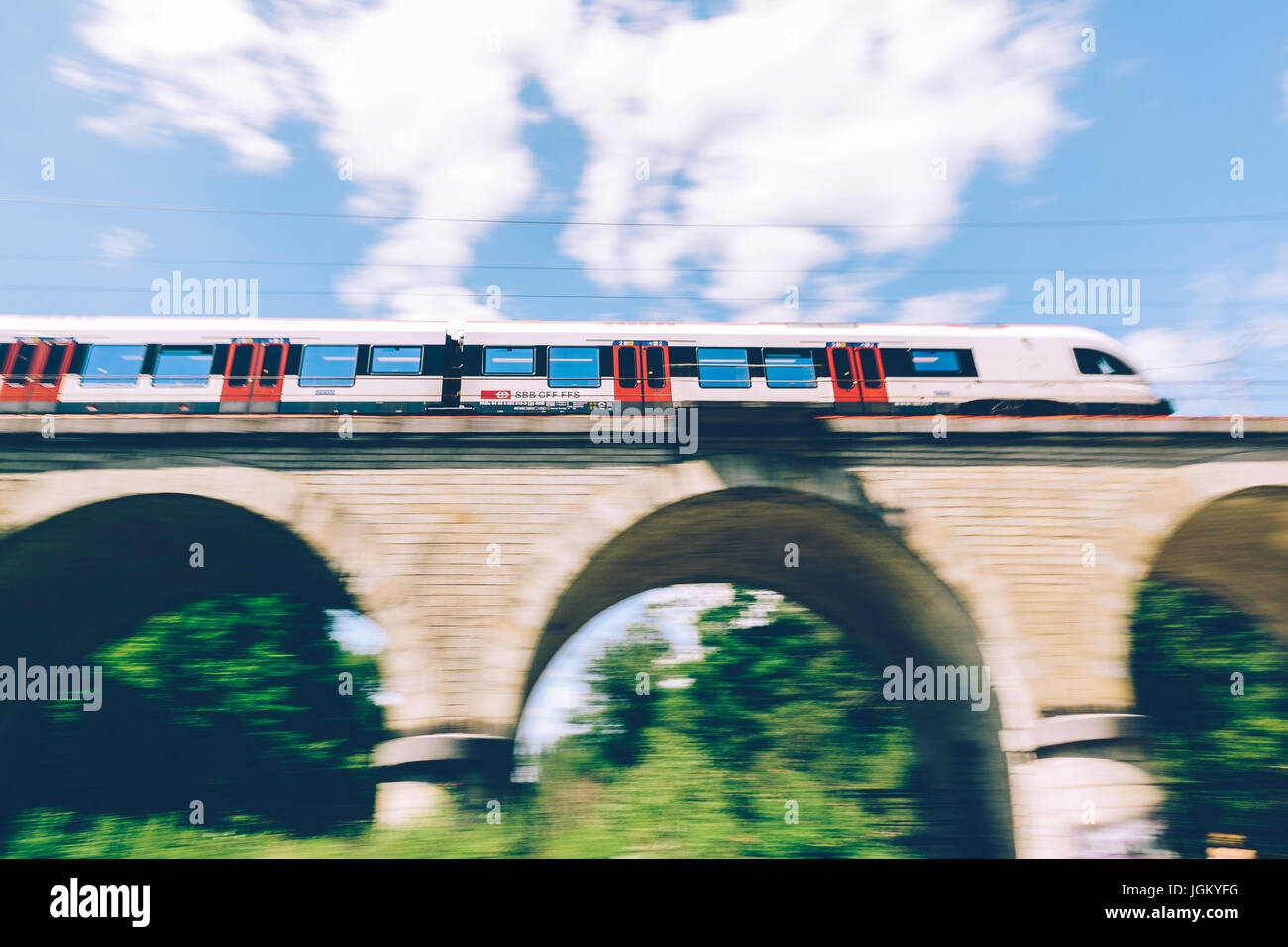 Genf, Schweiz - 25. Juni 2017: Schweizer Regionalzug vorbei über eine Brücke in den Kanton Genf Region mit Bewegungsunschärfe. Stockfoto