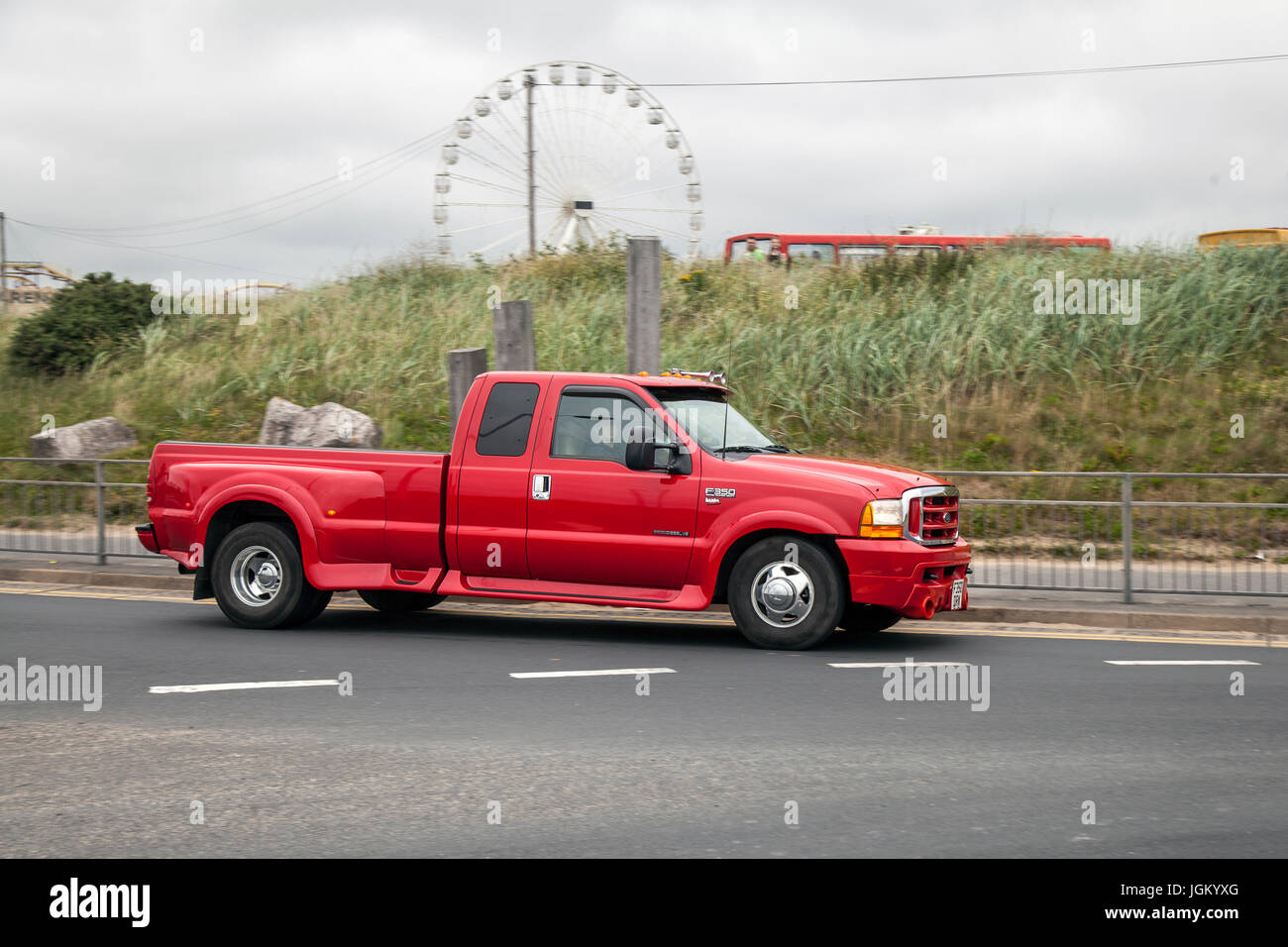 Red Dodge RAM SUV Doppelkabine Pick-up. Die aufgesockelten Supersportwagen aus dem Nordwesten steigen erneut auf Southport ab, um sich mit einer hohen Oktanzahl zu treffen. Stockfoto